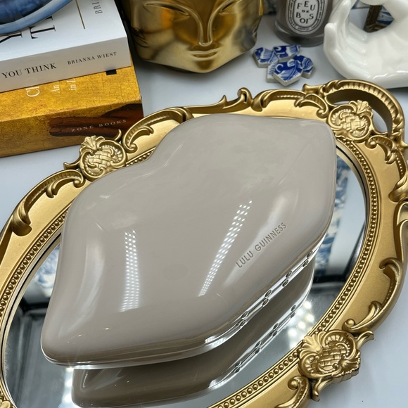 🆕 LULU GUINNESS 🧿 NWOT Iconic Lips Perspex Clutch Stone Grey - Picture 11 of 11